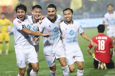 Đánh bại Sông Lam Nghệ An, Nam Định chiếm ngôi đầu V.League
