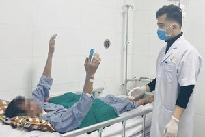 Bị thương do đi dép buộc dây sắt, người đàn ông mắc uốn ván nguy kịch