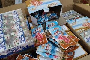 Kịp thời bắt giữ gần 13.000 thanh cua ăn liền và kẹo dẻo không rõ nguồn gốc bán online ở Lào Cai