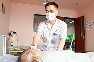 Bé gái 3 tháng tuổi bỏng nặng khoang miệng do bị nhỏ nhầm axit