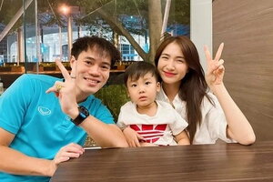 Hòa Minzy và cầu thủ Văn Toàn lên tiếng về tin đồn tình cảm