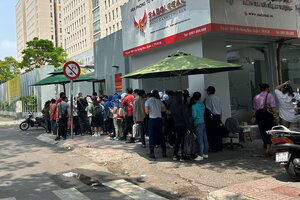 Hơn 100 người nộp đơn tố cáo Manulife và SCB tới Công an TP.HCM