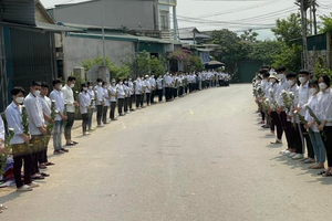 Xúc động cảnh hàng trăm học sinh cầm hoa cúc trắng tiễn biệt cô giáo lần cuối