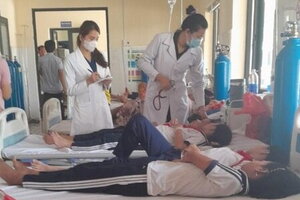 Ăn kẹo mua ngoài cổng trường, 8 học sinh tiểu học bị ngộ độc thực phẩm