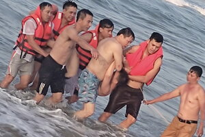 Kịp thời cứu nhiều du khách bị sóng dữ cuốn trôi khi tắm biển tại Thừa Thiên Huế