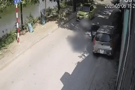 Tài xế mở cửa xe không quan sát khiến một phụ nữ đi xe máy tử vong