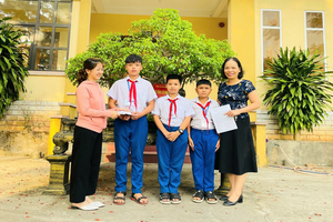 Biểu dương 3 học sinh THCS có hành động đẹp 'nhặt được của rơi, trả lại người mất'