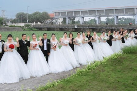 Bức ảnh 12 bà mặc váy cưới ở Hải Dương gây sốt cộng đồng mạng