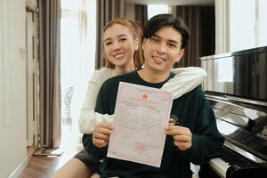Hồ Quang Hiếu khoe giấy đăng ký kết hôn với bạn gái kém 17 tuổi nhưng chưa chịu cưới vì lí do này