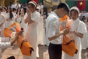 Xôn xao clip nữ sinh được trao nhẫn tỏ tình, hôn trong lễ bế giảng: Nhà trường nói gì?