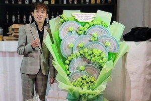 Hồ Văn Cường được khán giả giấu mặt tặng quà ‘khủng’