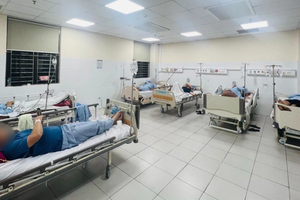 Ăn trứng cá sấu hỏa tiễn nấu mẻ, 6 người nguy kịch