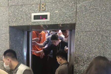 Hà Nội cắt điện bất ngờ, di chuyển trong thang máy thành nỗi ám ảnh với người dân