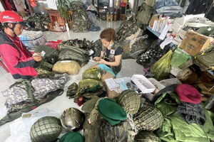 Thu giữ hơn 1.000 bộ quân phục lạ, không rõ xuất xứ Kon Tum