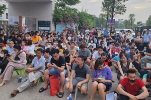 Hà Nội: Phụ huynh xếp hàng xuyên đêm 'tranh suất' vào lớp 1 cho con