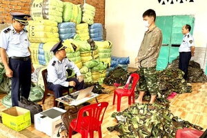 Sau Kon Tum, Đắk Lắk phát hiện hơn 1.200 bộ quần áo rằn ri hàng lậu