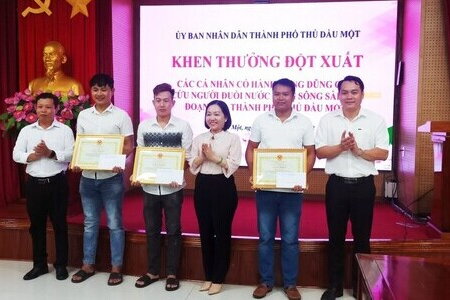 Tuyên dương, khen thưởng 3 thanh niên dũng cảm cứu 2 mẹ con đuối nước