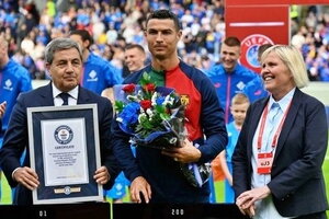 Ronaldo lập kỷ lục Guinness khi có 200 lần ra sân trong màu áo đội tuyển quốc gia Bồ Đào Nha