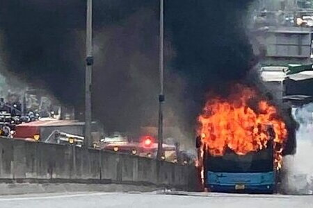 Hà Nội: Xe bus bốc cháy dữ dội trên đường vành đai 3