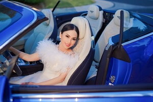 Ca sĩ Hà Phương khoe siêu xe trị giá 20 tỷ đồng trong bộ sưu tập của chồng tỷ phú