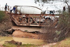 Xe bồn trộn bê tông làm sập cầu ở Nghệ An rồi mắc kẹt giữa lòng kênh
