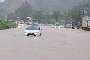 Hòa Bình: Mưa lớn, Quốc lộ 6 ngập như sông, xe máy bị cuốn trôi