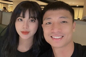 Sau status chấn động, vợ trung vệ Bùi Tiến Dũng đính chính tin không mở cửa cho chồng vào nhà