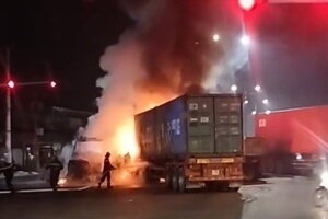 Hai xe container bốc cháy sau va chạm giữa giao lộ ở Bình Dương