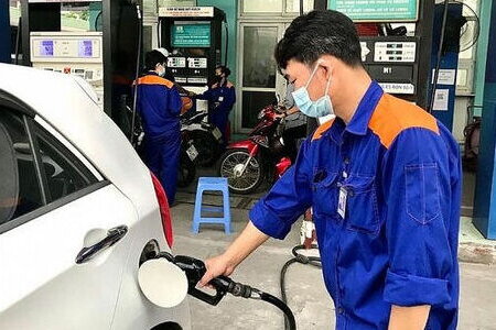 Giá xăng E5 RON92 giảm nhẹ, các mặt hàng xăng dầu khác đồng loạt tăng từ chiều nay