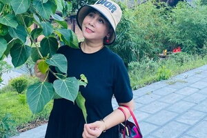 NSND Minh Hằng 'đứng hình' khi bị cướp giật dây chuyền trên cổ 