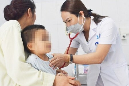 Cho uống nhầm thuốc tẩy nốt ruồi, bé trai 2 tuổi bị bỏng toàn bộ khoang miệng
