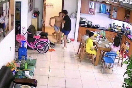 Triệu tập người đàn ông dùng hung khí tấn công hàng xóm ở chung cư tại Hà Nội