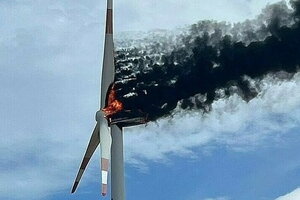 Tuabin điện gió hàng chục tỉ đồng cháy ngùn ngụt giữa trời ở Bình Thuận