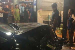 Ô tô Camry lao lên vỉa hè, tông trúng 3 người ngồi uống trà đá