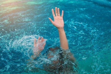 Nhiều trẻ đuối nước khi đi bể bơi, bác sĩ cảnh báo gia đình không mất cảnh giác