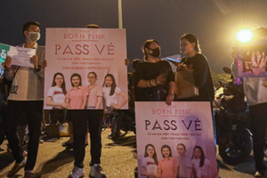 'Phe vé' đổ xô đến sân vận động Mỹ Đình, chấp nhận bán lỗ vé BLACKPINK