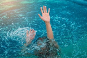Nhiều trẻ đuối nước khi đi bể bơi, bác sĩ cảnh báo gia đình không mất cảnh giác