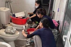Xác minh vụ giáo viên mầm non rửa khay ăn của trẻ cạnh bồn cầu
