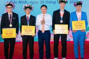 Bắc Ninh thưởng 3,4 tỷ đồng cho 7 học sinh giành huy chương quốc tế
