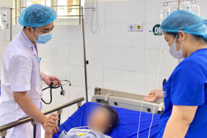 Uống thuốc diệt cỏ, 2 người phải nhập viện cấp cứu