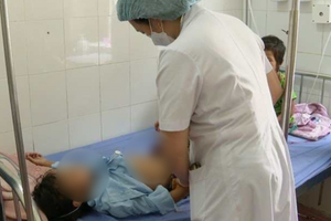 Hàng chục trẻ nhỏ nhập viện cấp cứu sau khi ăn quả hồng châu