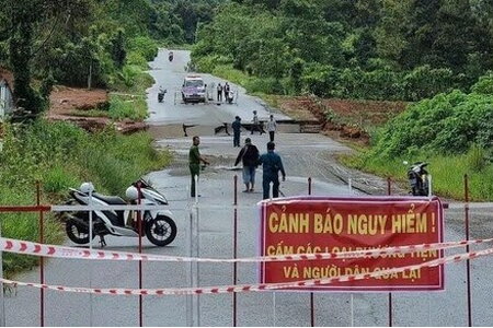 Mưa lớn kéo dài, tuyến đường tránh ở TP Bảo Lộc sụt lún nghiêm trọng