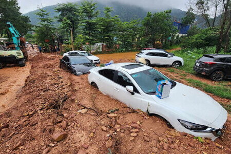 Hàng loạt ô tô ngập trong bùn đất, Hà Nội yêu cầu Sóc Sơn rút kinh nghiệm về phòng chống thiên tai