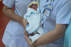 Hành trình kỳ diệu nuôi sống bé gái sinh non nặng 670 gram