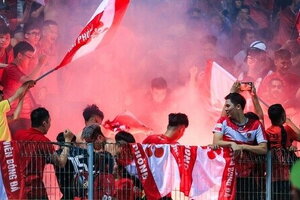 Vụ cháu bé bị bỏng do CĐV đốt pháo sáng: Hà Nội FC và CLB Hải Phòng nhận án phạt nặng