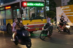 Truy tìm nam thanh niên chặn đầu xe buýt, dọa hành hung tài xế ở Hà Nội