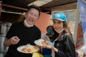 Động thái của Thùy Tiên với ông Nawat nhận 'mưa' lời khen