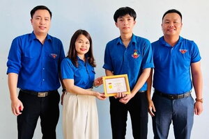 Trao huy hiệu 'Tuổi trẻ dũng cảm' cho nam sinh bơi ra biển cứu nhóm người đuối nước