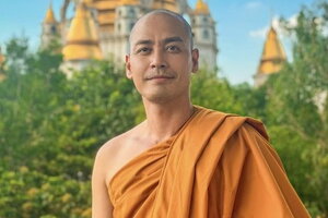 MC Phan Anh gây xôn xao với hình ảnh xuống tóc, mặc pháp phục trong chùa