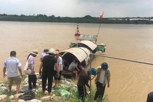 Đi bơi trên sông Đuống, 2 cháu bé đuối nước thương tâm